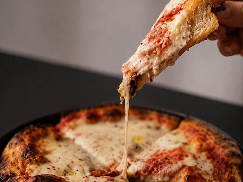 Turin-style pizza al Tegamino baked in a small pan