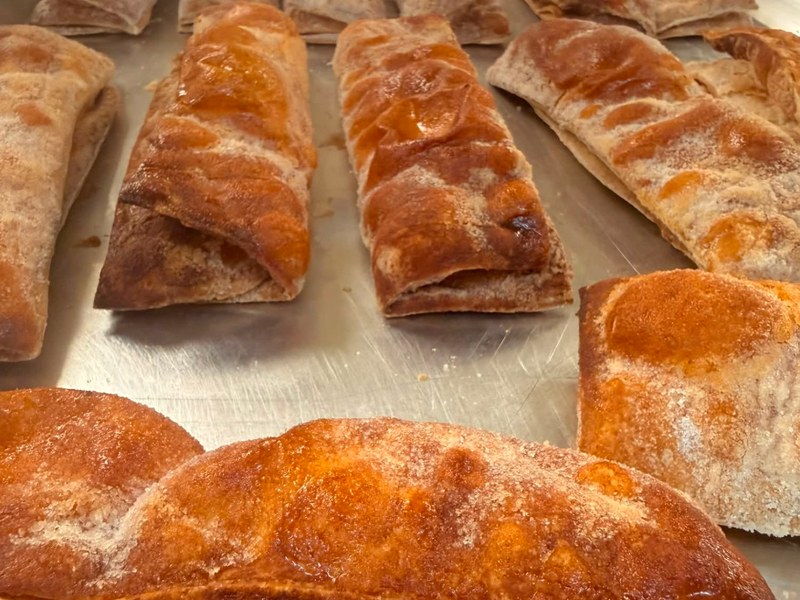 Banderilla puff pastries sprinkled with sugar