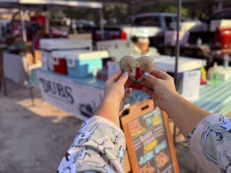 Fresh blue crabs and Dub’s Seafood Co. seafood stand