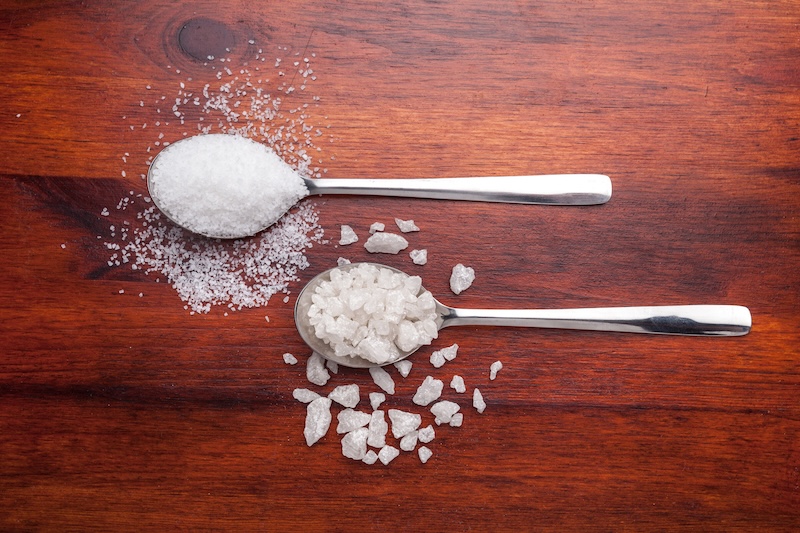 Comparison of coarse salt and fine salt on wooden spoons