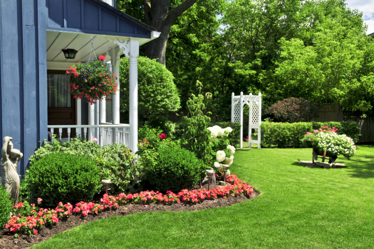 How to style Lowcountry backyards and outdoor living spaces with flowers