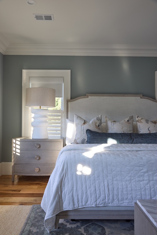 Palmetto Bluff home by Front Light Building Company and Iris and Oak Interiors master bed