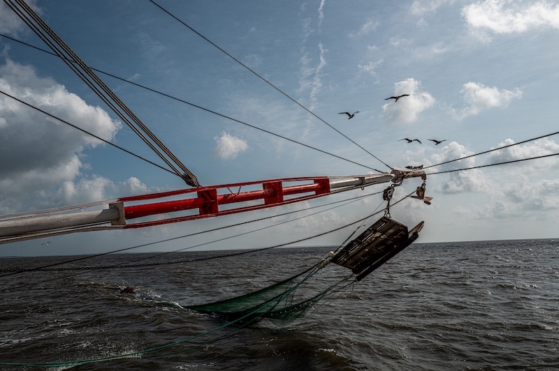 shrimp trawl bag being lifted