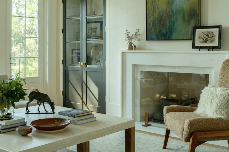 Court Atkins Group Palmetto Bluff Living Room photography by Kelli Boyd