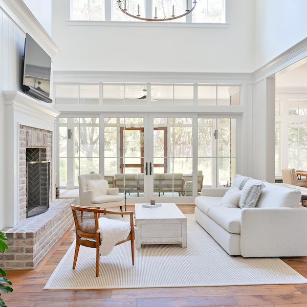 A Spring Island Living Room That Lets the Outdoors In